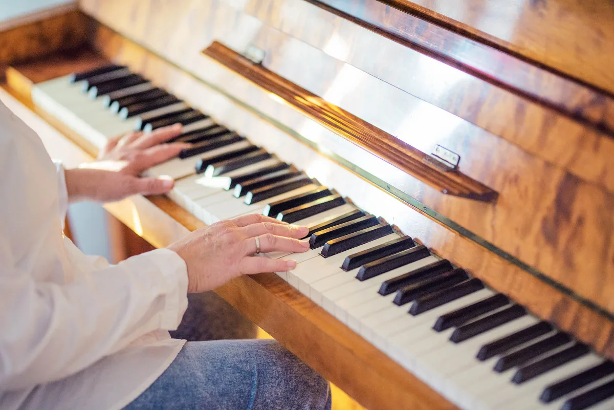 Händer som spelar på ett piano